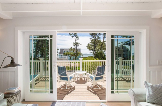 Lovely Beach house in GRB - Heated pool!