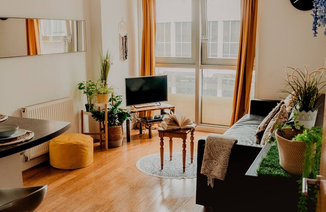 Lovely Bohemian Apartment in Heart of City Life