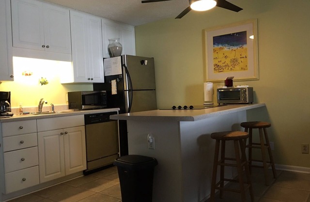 Lovely Condo steps from beach, pool, Carolina Lake View, Walk to everything