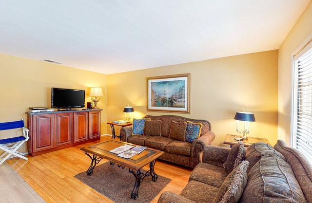 Lovely condo with sunny patio & onsite pool/tennis - dog-friendly