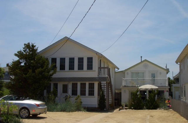 Lovely cottage-1/2 block to beach. Family & pet friendly. 21 L St Seaside Park.