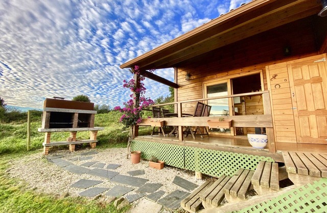 Lovely cottage with fenced off garden and stunning ocean views!
