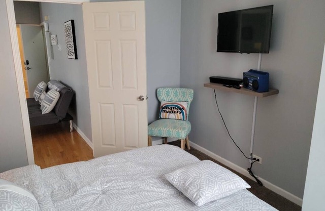Lovely cozy 2 Bedroom Private Suite In Historical Beverly Community
