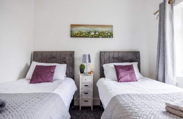 Lovely & Cozy 2BR Excellent Location w/WiFi & Netflix by Everhome Ltd