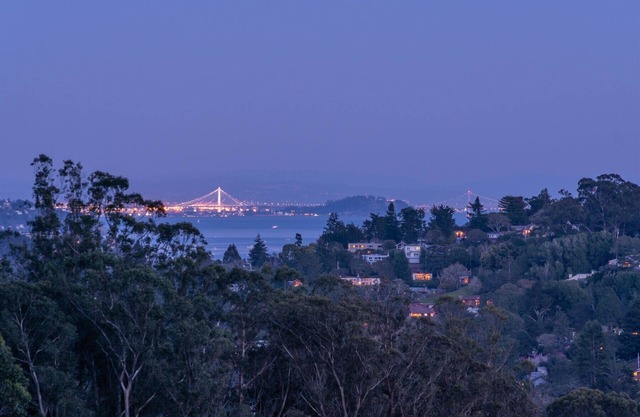 Lovely detached studio with mtn view, walking distance to town and hiking trails