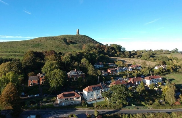 Lovely Double room to rent by Glastonbury Spring and The Tor.