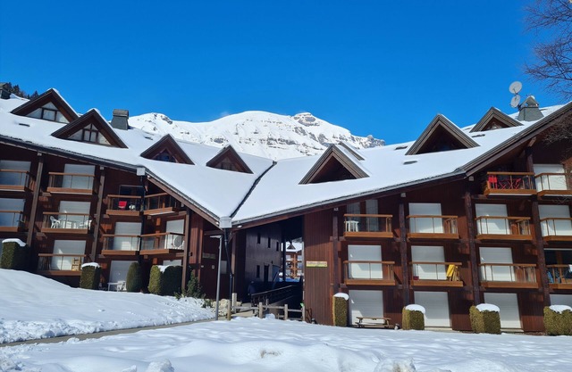 LOVELY STUDIO CABIN AT THE FOOT OF THE SLOPES IN A GREEN SETTING