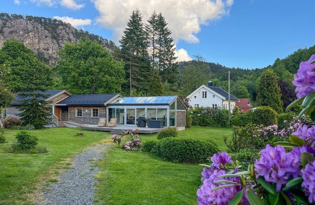 Lovely home in Flekkefjord with sauna
