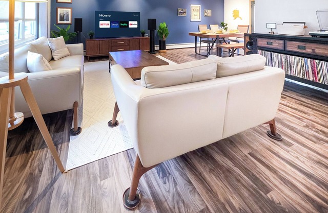 Lovely Home with King Bed, Large Kitchen, heated garage by UMED in Midtown ANC