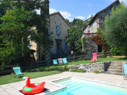 Lovely house with grass garden shared swimmingpool next to the river Ard che