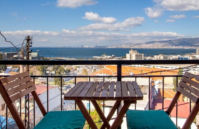 Lovely House with Sea View and Backyard
