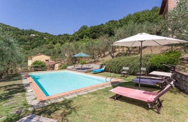 Lovely apartment in villa for 4 people with WIFI, pool, TV, patio and pets allowed, close to Lucca