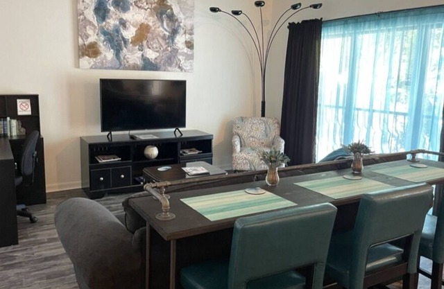 Lovely Loft Condo-Short Walk to UF Campus/Stadium