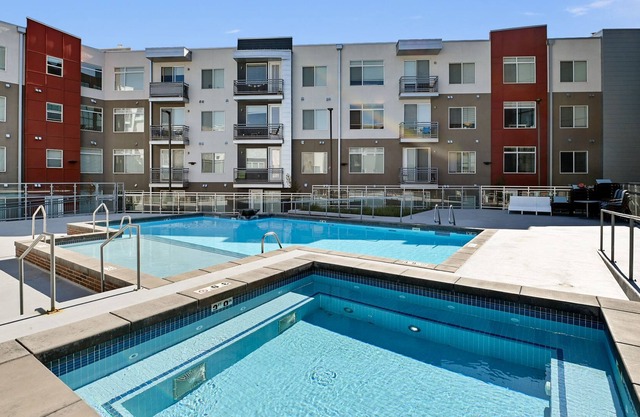 Lovely Luxury End Unit w/ Gym, Hot tub, & Pool