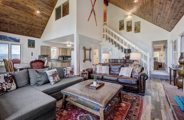 Lovely mountain home with views and private hot tub!