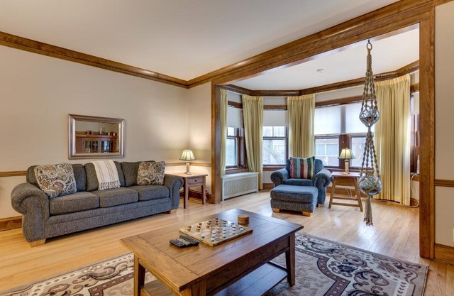Lovely Near Loyola - Enjoy the Wonderful Outdoor Space and Sun Room - Room for the Whole Crew apts