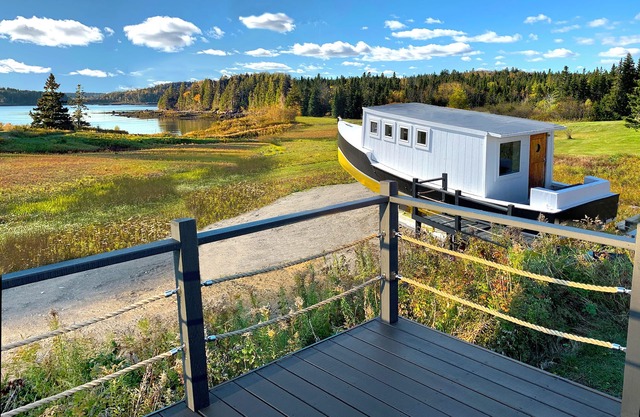 Lovely ocean views, hiking & lobster boat lounge