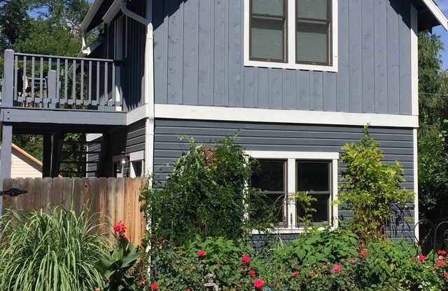 Lovely Old Town Carriage House in Quiet Neighborhood