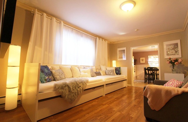 Lovely Private 2 bedroom Apartment near Pru Center and train to NYC