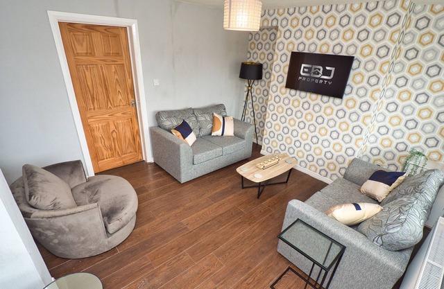 Lovely Refurbished Home - Free Parking/WiFi