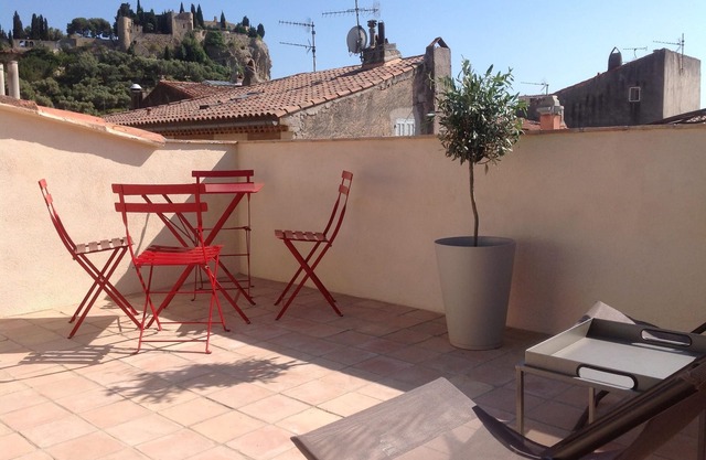 Lovely refurbished t3 of 66m2, full center with a 22m2 south terrace