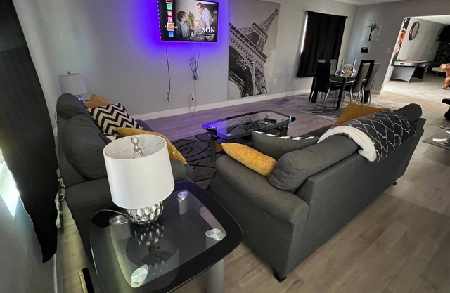 Lovely remodeled home with plenty of entertainment options min from strip