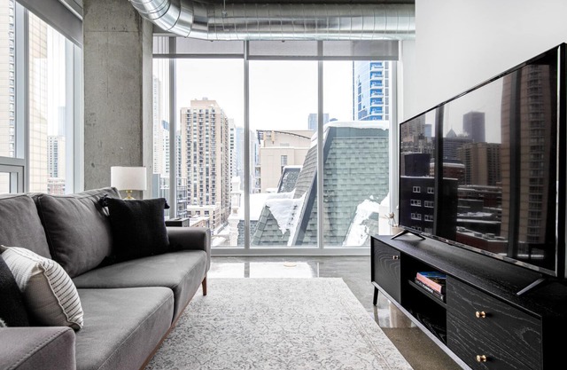 Lovely River North 1BR w/Gym, Pool, near L stop & Beach, by Blueground