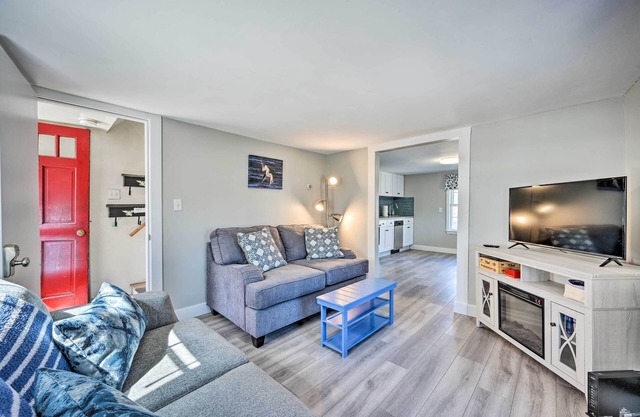 Lovely Rockport Apartment, Walk to Beaches!