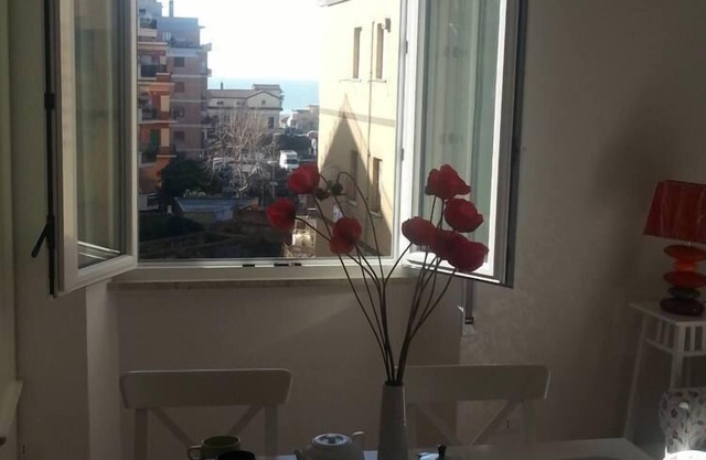 Lovely Sea View Apartment Lido di Ostia, 30 minutes from center of Rome, Wi-Fi