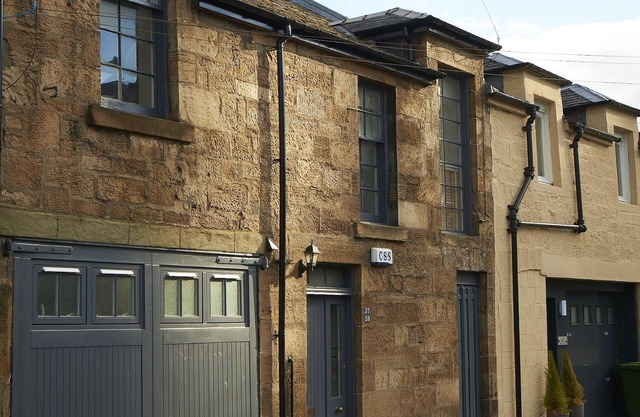 Lovely spacious 2 bedroom, 2 bathroom Mews Cottage, Glasgow