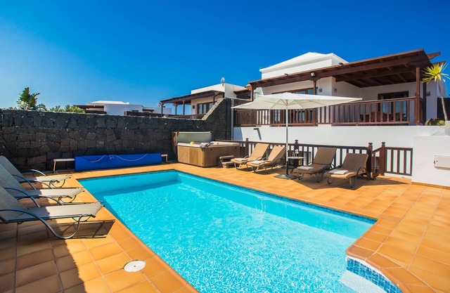 Lovely spacious villa with heated pool, jacuzzi, sea/mountain views, full aircon