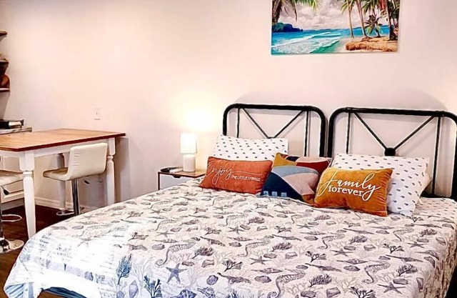 Lovely studio few miles from the beach!