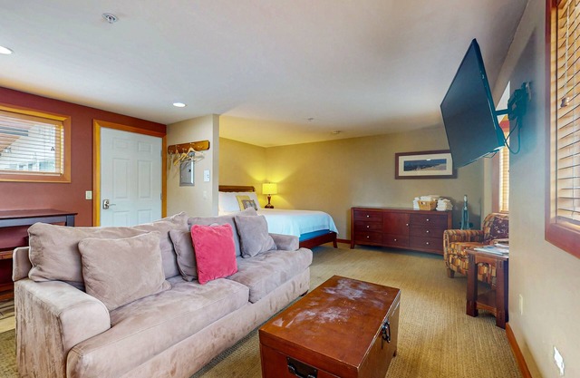 Lovely Studio Steps From Lake Chelan w/Shared Pool, Free WiFi, Central AC, Patio