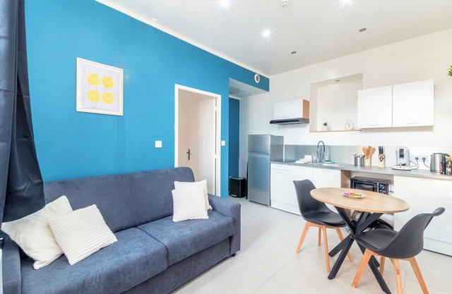 Lovely T2 apartment in a residence with air conditioning.