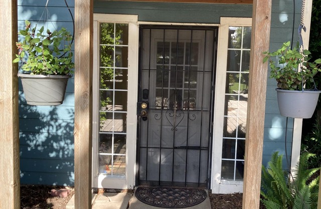 Lovely two-bedroom garden suite near Willamette River bike path