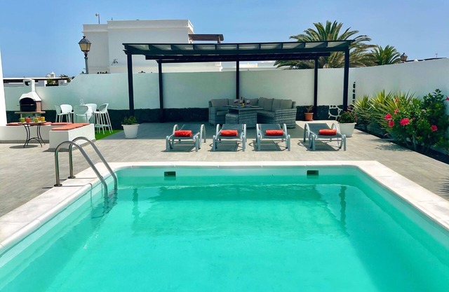 Lovely Villa Margarita, Peaceful, Private Pool, 20min Walk to All Amenities