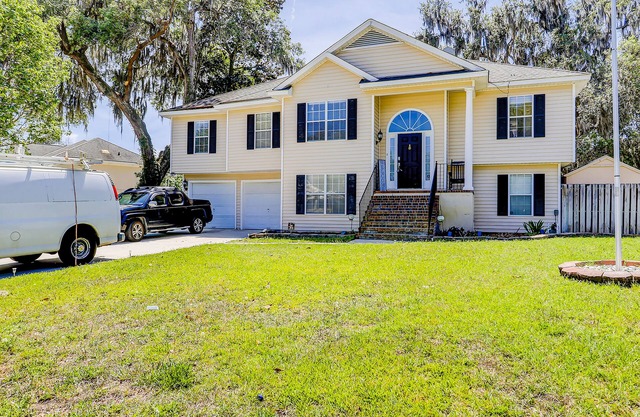 Lovely waterfront apartment on creek inlet with dock - dog-friendly