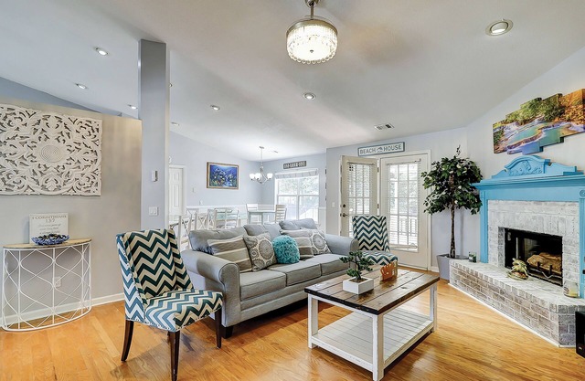 Lovely waterfront apartment on creek inlet with dock access - dog-friendly
