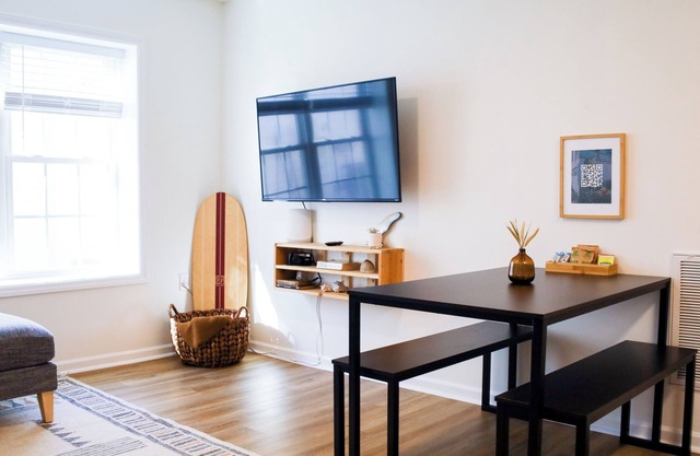 Low Tide: Surf APT, Clean & Cozy, Walk to Beach, Lake & Park