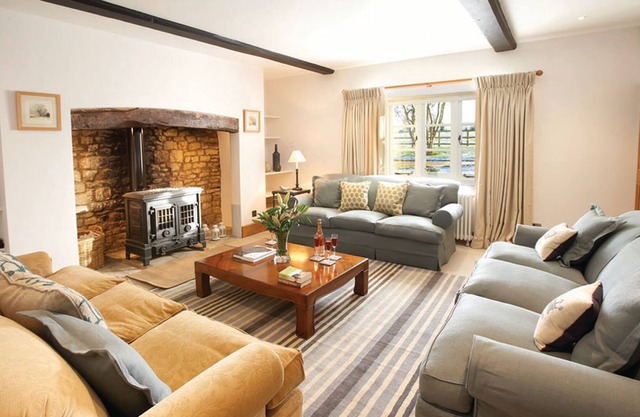Lower Farmhouse - a charming farmhouse sleeping 10 guests