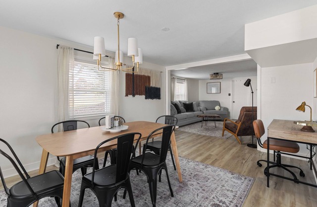 Lower Level 2-bedroom house- 8min to LU/4min to UL