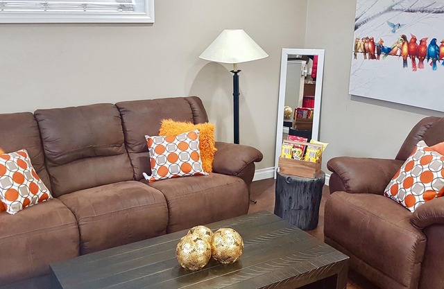 Lower Suite Duplex - 3 Beds/1 Bath By Restaurants, Costco, G P Airport