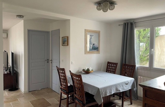 Lower town with lovely terrace. Pets allowed.