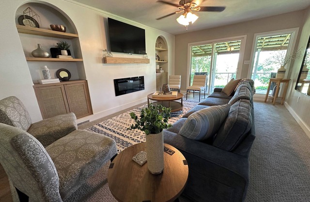 LPC 6 - Lake View Bungalow, sleeps 8, Boat parking, near boat ramp & pickleball.