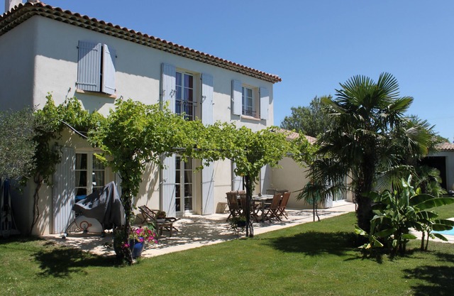 Lubéron, 15 min D'aix, Magnifique Villa au Calme Jardin 1500 M², Piscine 12 X 6