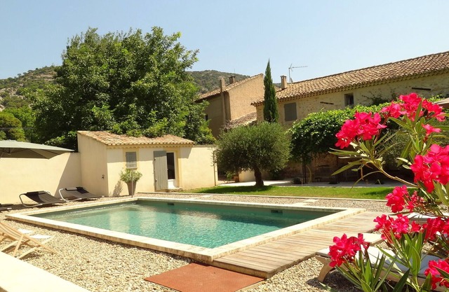 Luberon - beautiful farmhouse with private pool, wifi, air-conditioned rooms