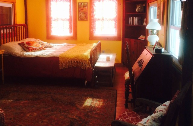 Lucie's Hideway, artistic, bright, tiny house in the woods