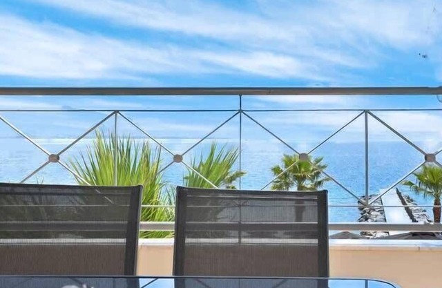 Lucky's Homes - Sunny Beachfront Suite