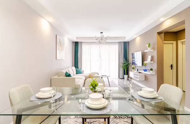 Lucullan haven with pool+gym+king bed+yaya center