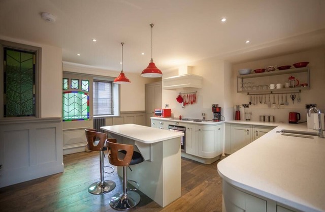 LUDLOW – Linnet House: Townhouse with Parking, Central Location, Sleeps 8